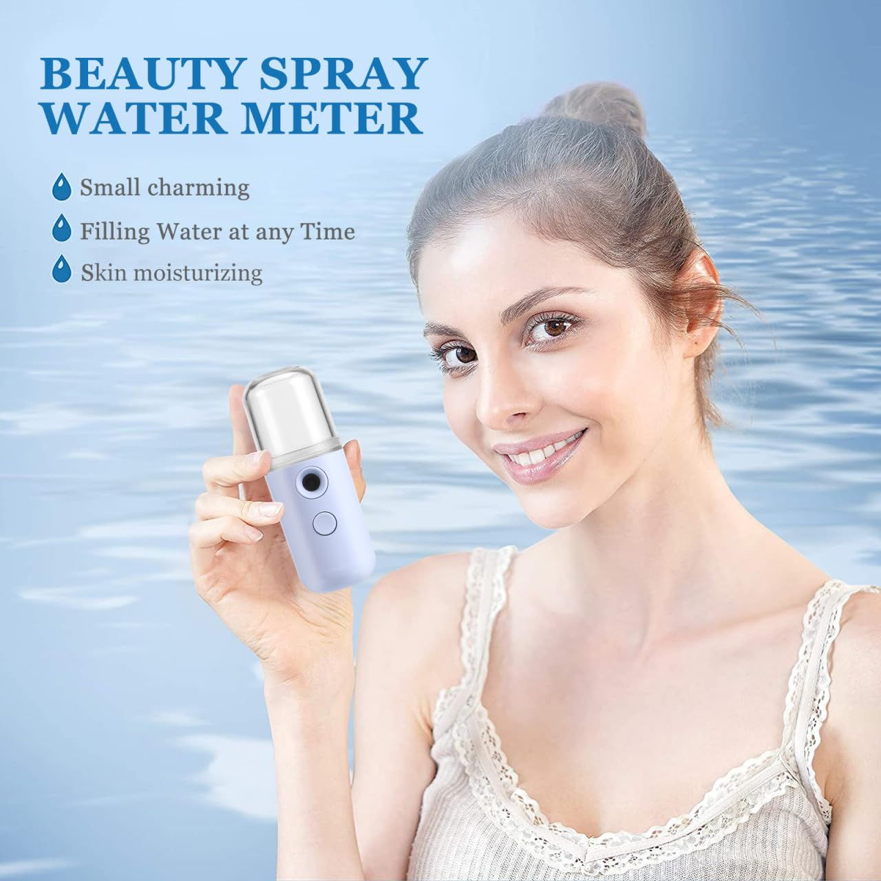 Eine Frau hält ein kleines blaues Feuchtigkeitsspray vor einem Wasserhintergrund.