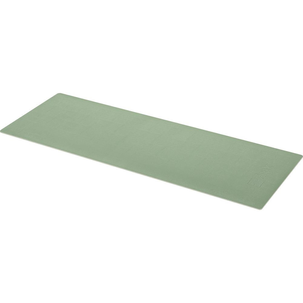 Un tapis de yoga vert clair sur fond blanc.