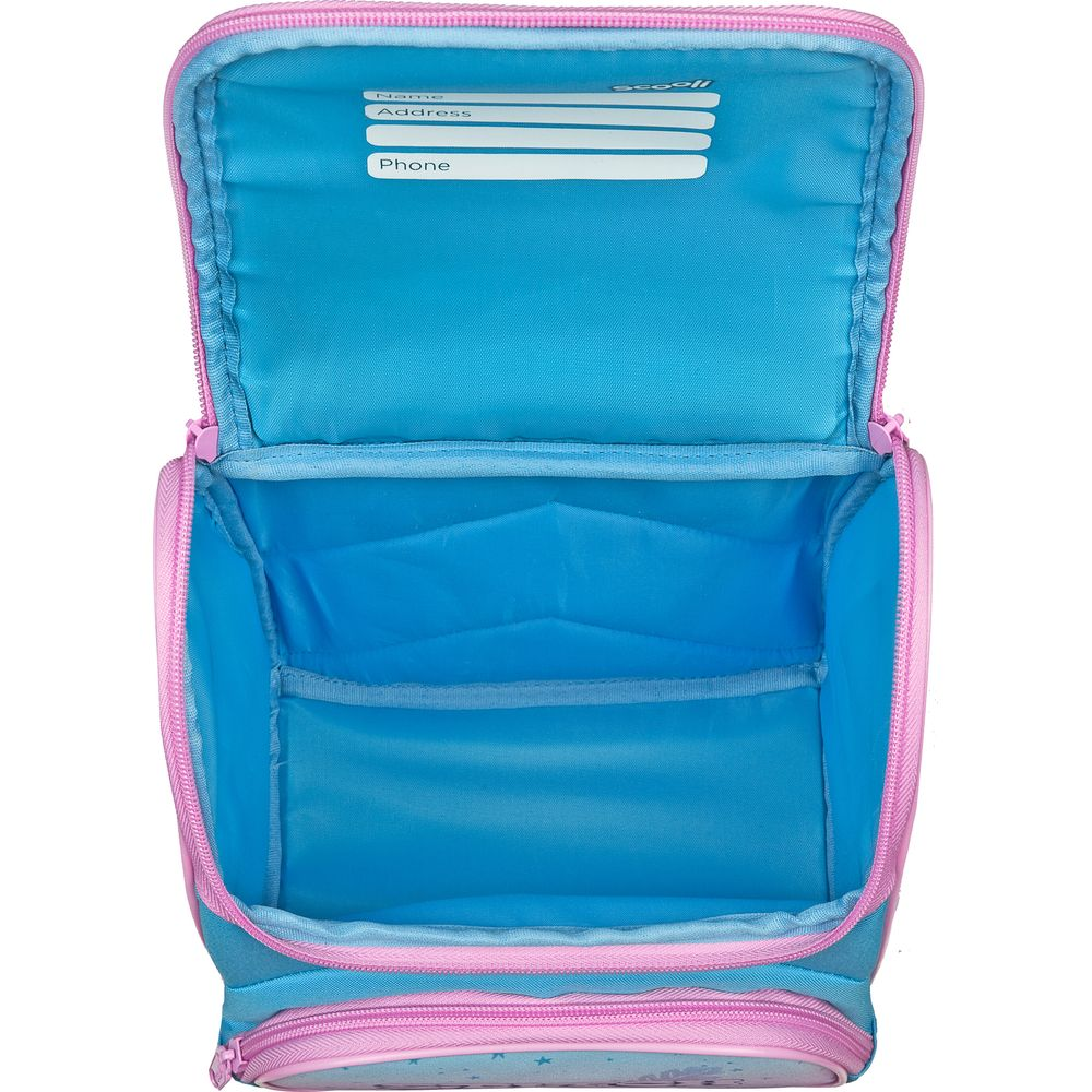 Zaino blu aperto con cerniera rosa ed etichetta nome.