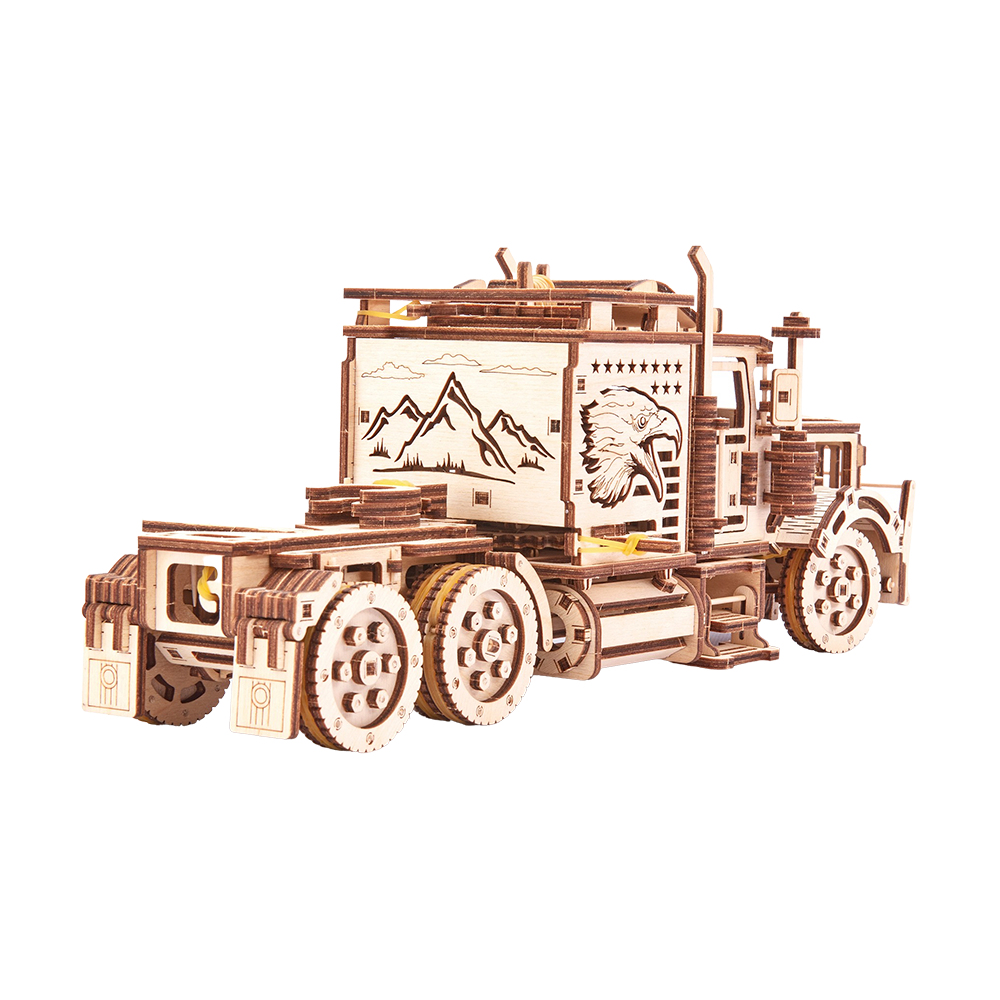 Camionnette modèle en bois avec design montagne et aigle. Roues et cabine détaillées.