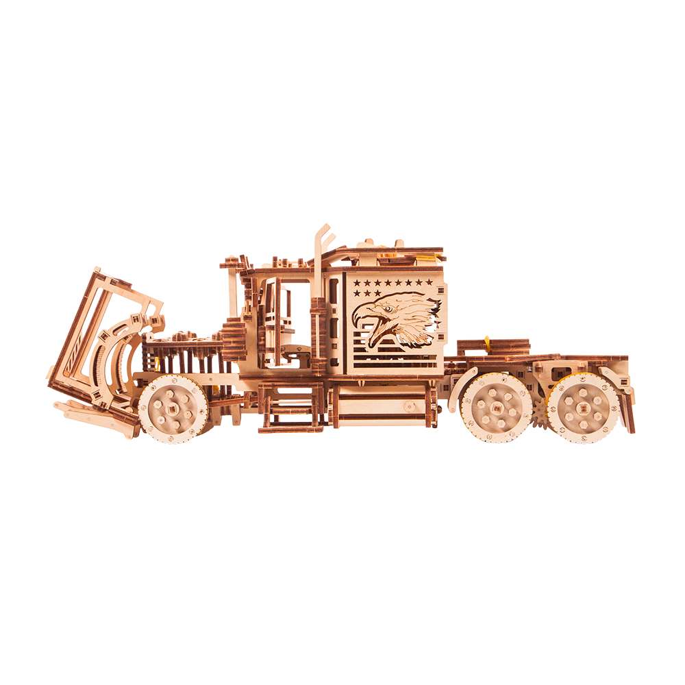 Un camion modèle en bois avec un dessin d'aigle sur le côté.