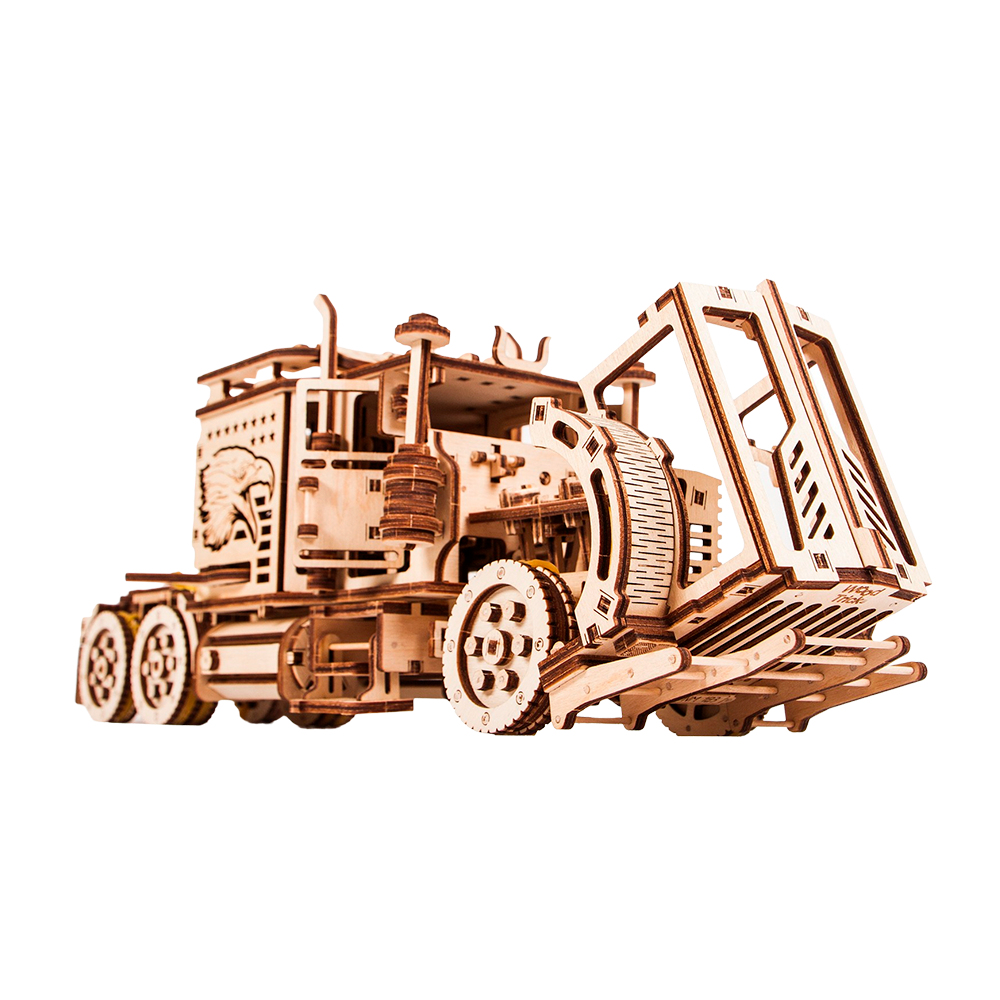 Modèle détaillé en bois d'un camion avec image d'aigle sur le côté.