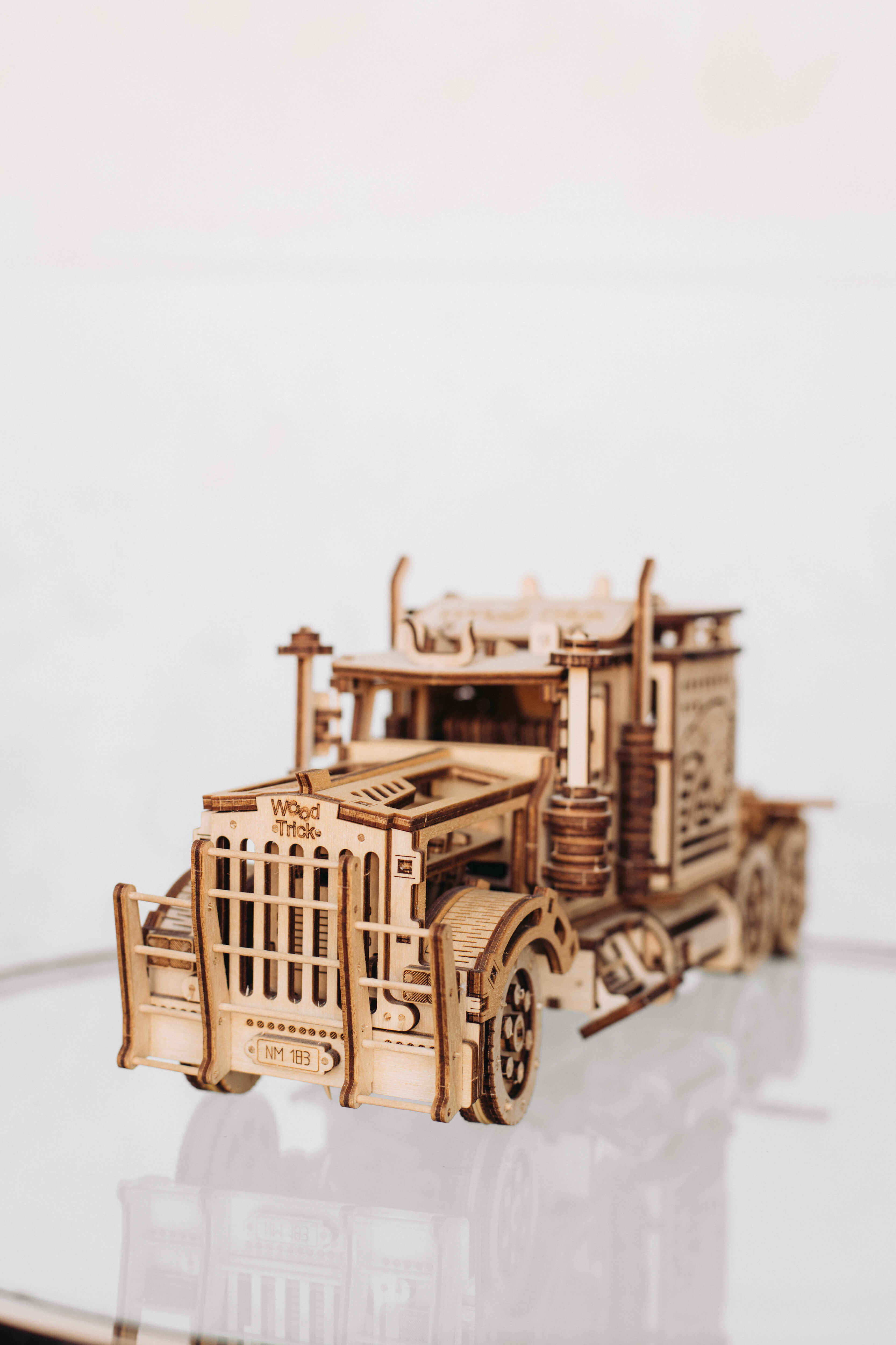 Un camion modèle en bois étiqueté « Wood Trick » et « NM 183 ».