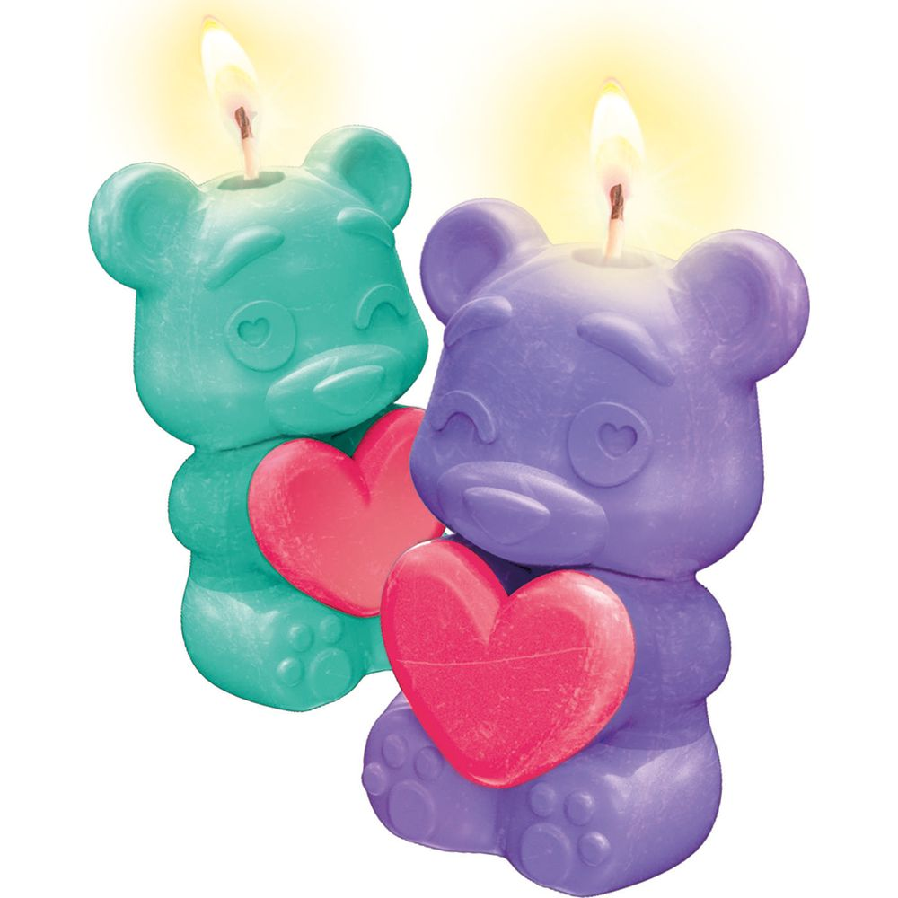 Due candele a forma di orsetto, viola e verdi, con cuori. Sono accese.