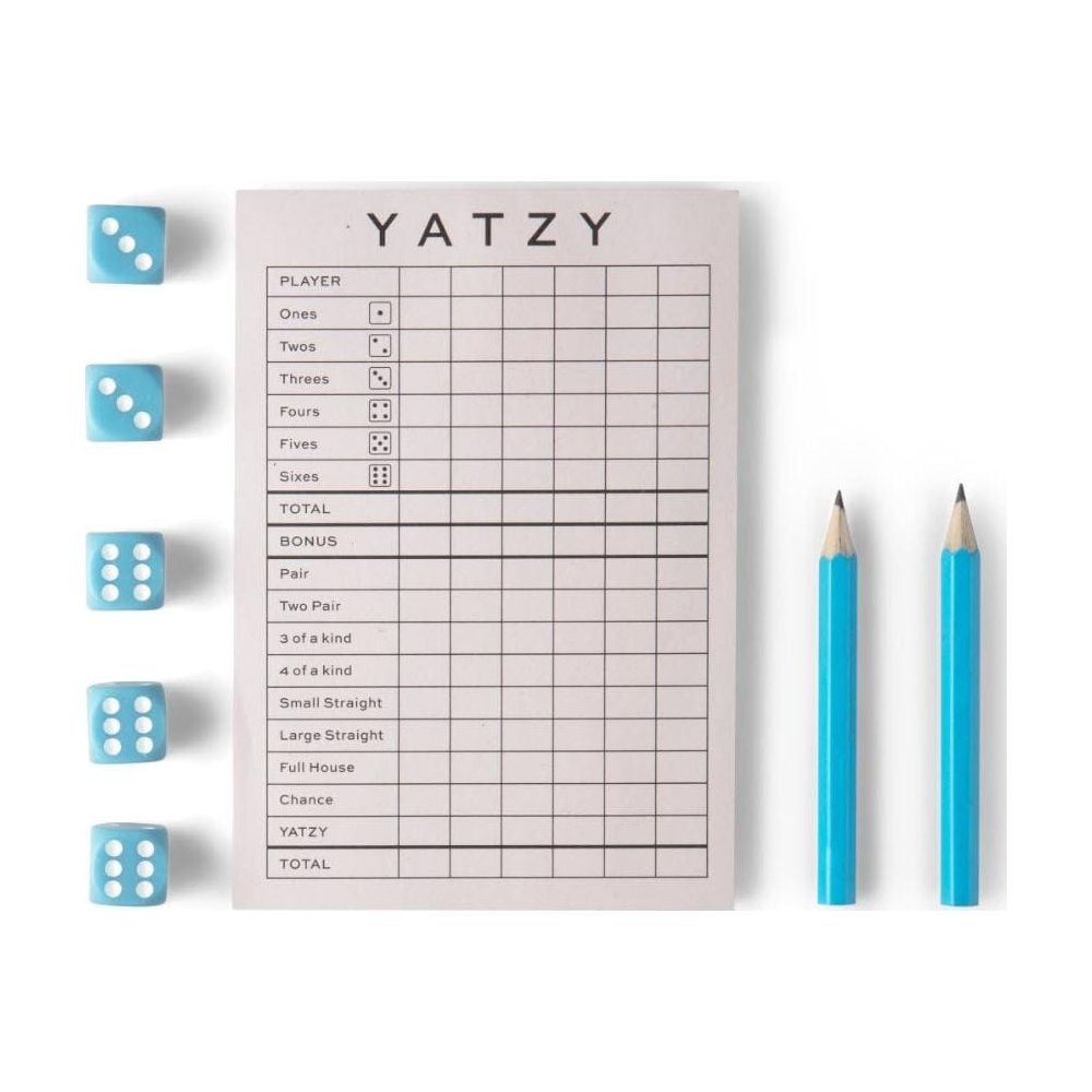 Tableau de score Yatzy avec dés et crayons. Fond clair.