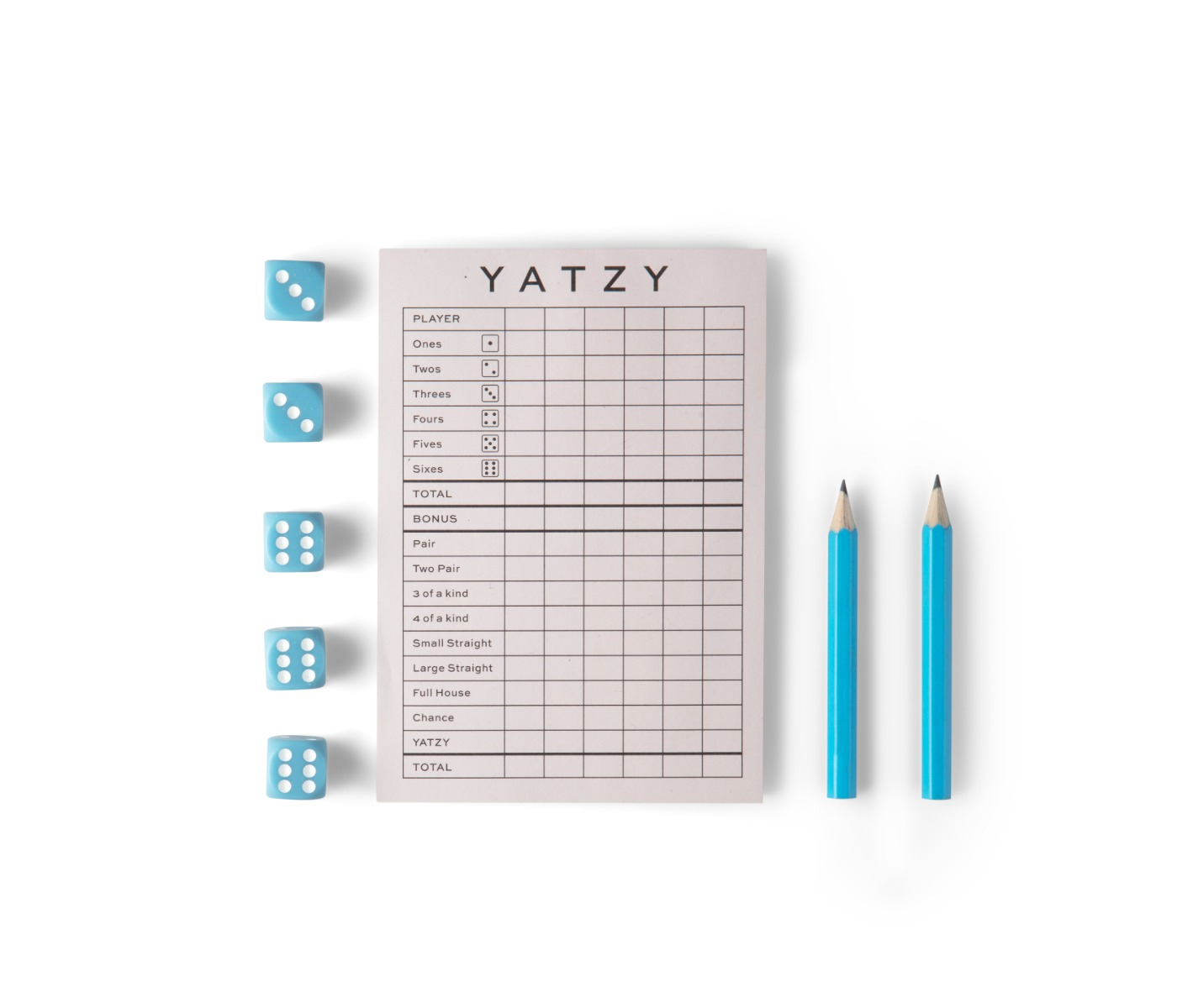 Dés bleu clair, fiche de YATZY et deux crayons bleus sur fond blanc.