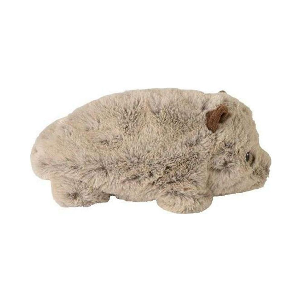Ein flauschiges, braunes Wombat-Stofftier liegt auf einem weißen Hintergrund.