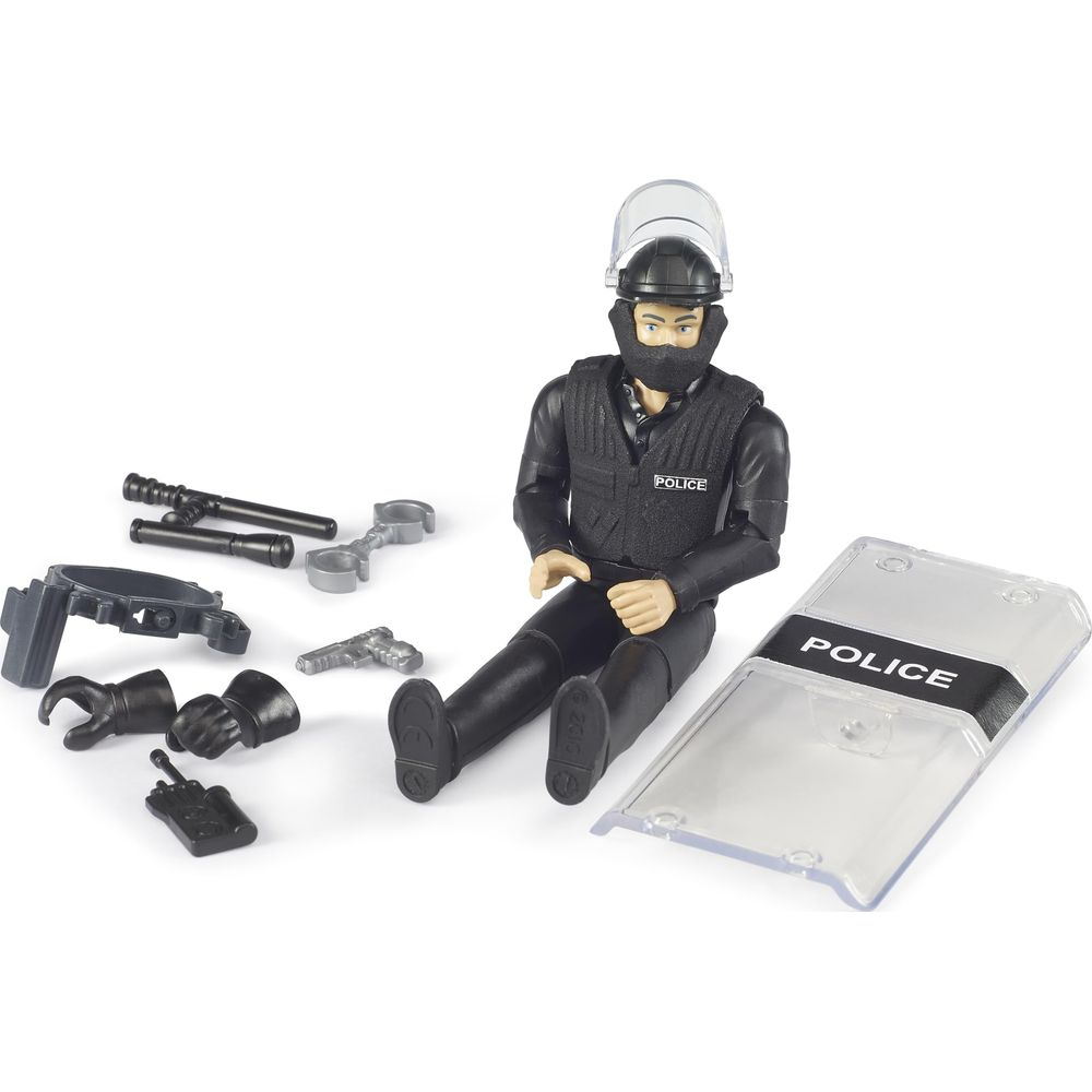 Spielzeugpolizist in Weste und Helm mit Zubehör wie Schlagstock und Schild.