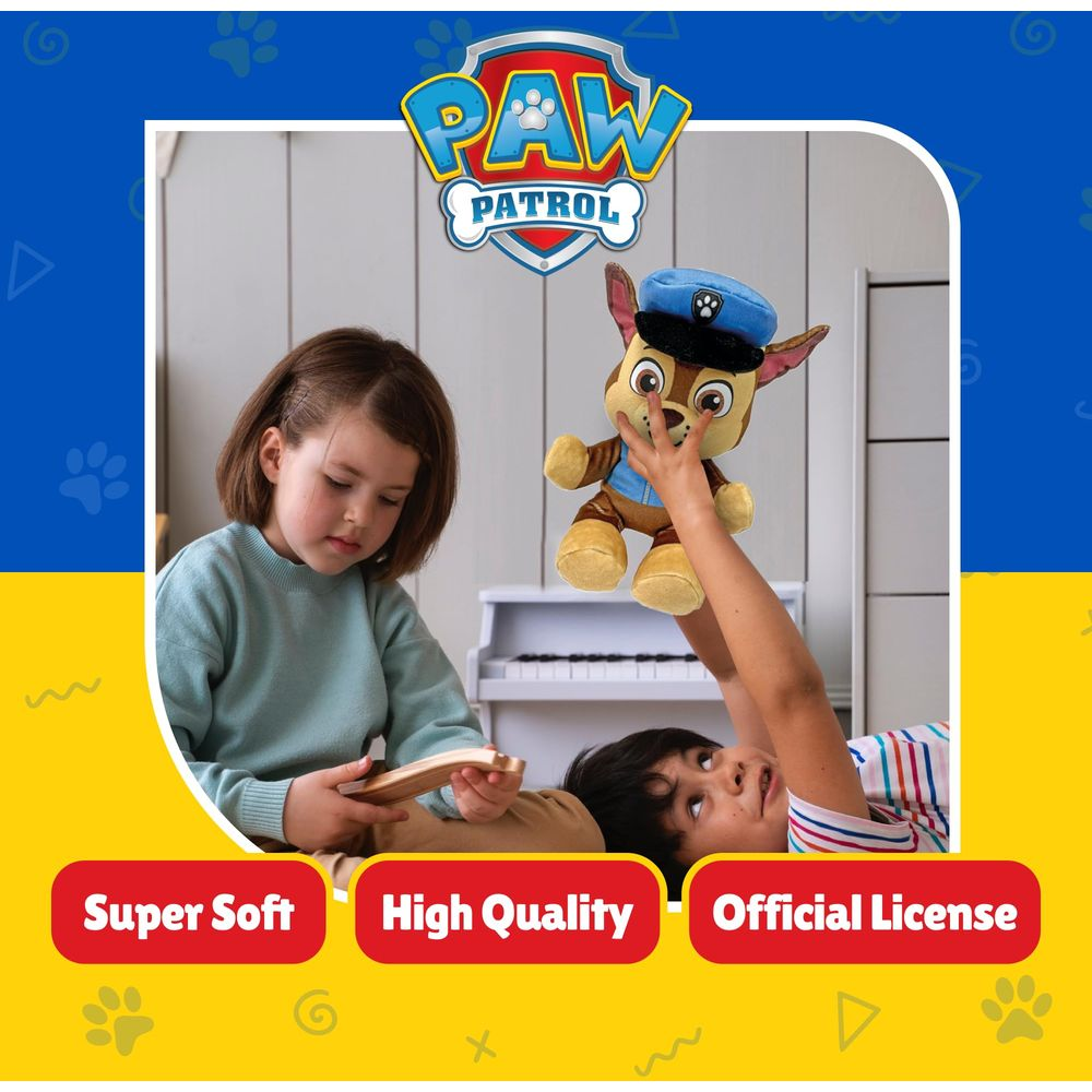 Bambini giocano con un peluche di Chase di Paw Patrol davanti a un pianoforte giocattolo.