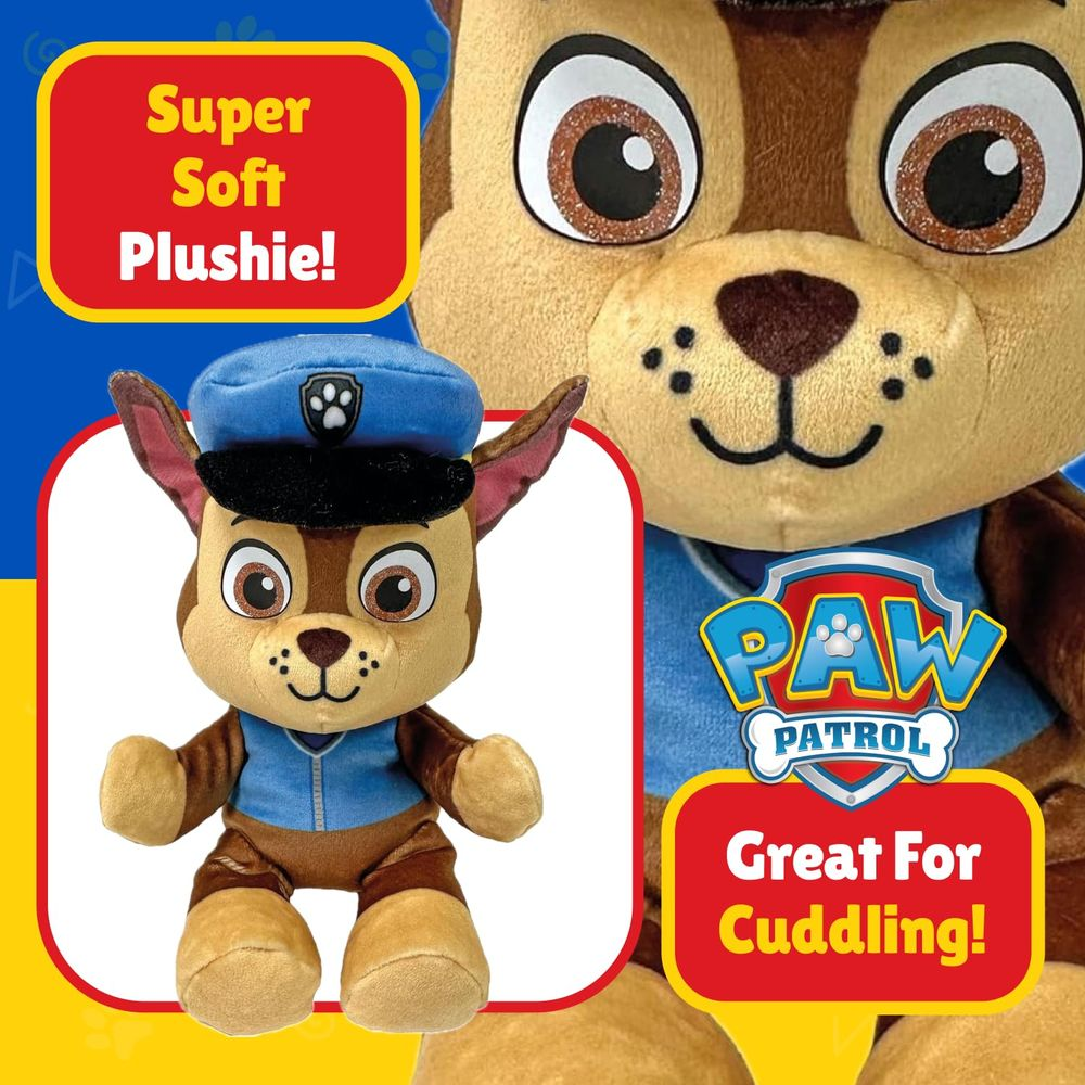 Un cane peluche Chase di Paw Patrol marrone indossa un'uniforme e un berretto blu.