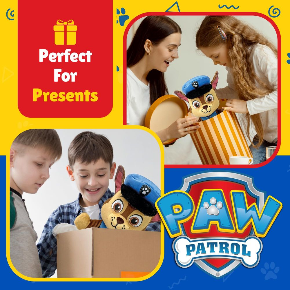 Madre e bambini scartano un giocattolo Paw Patrol. Perfetto per regali.