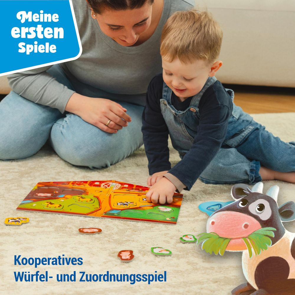Eine Frau und ein Kind spielen ein Bauernhof-Puzzle auf einem Teppich.