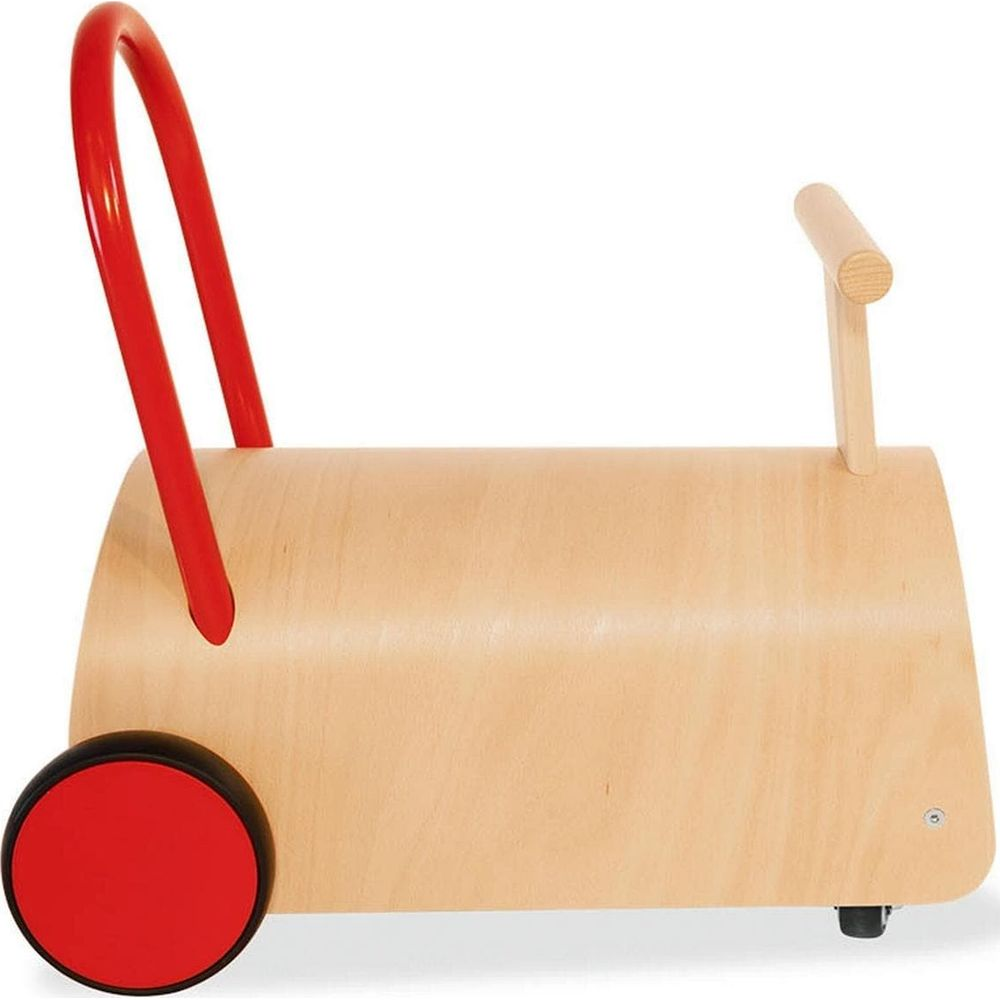Ein hölzerner Lauflernwagen mit roten Griffen und Rädern.