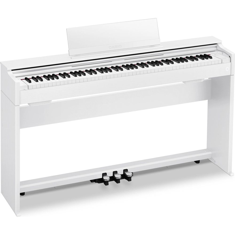 Un piano numérique Casio blanc avec pupitre et trois pédales.