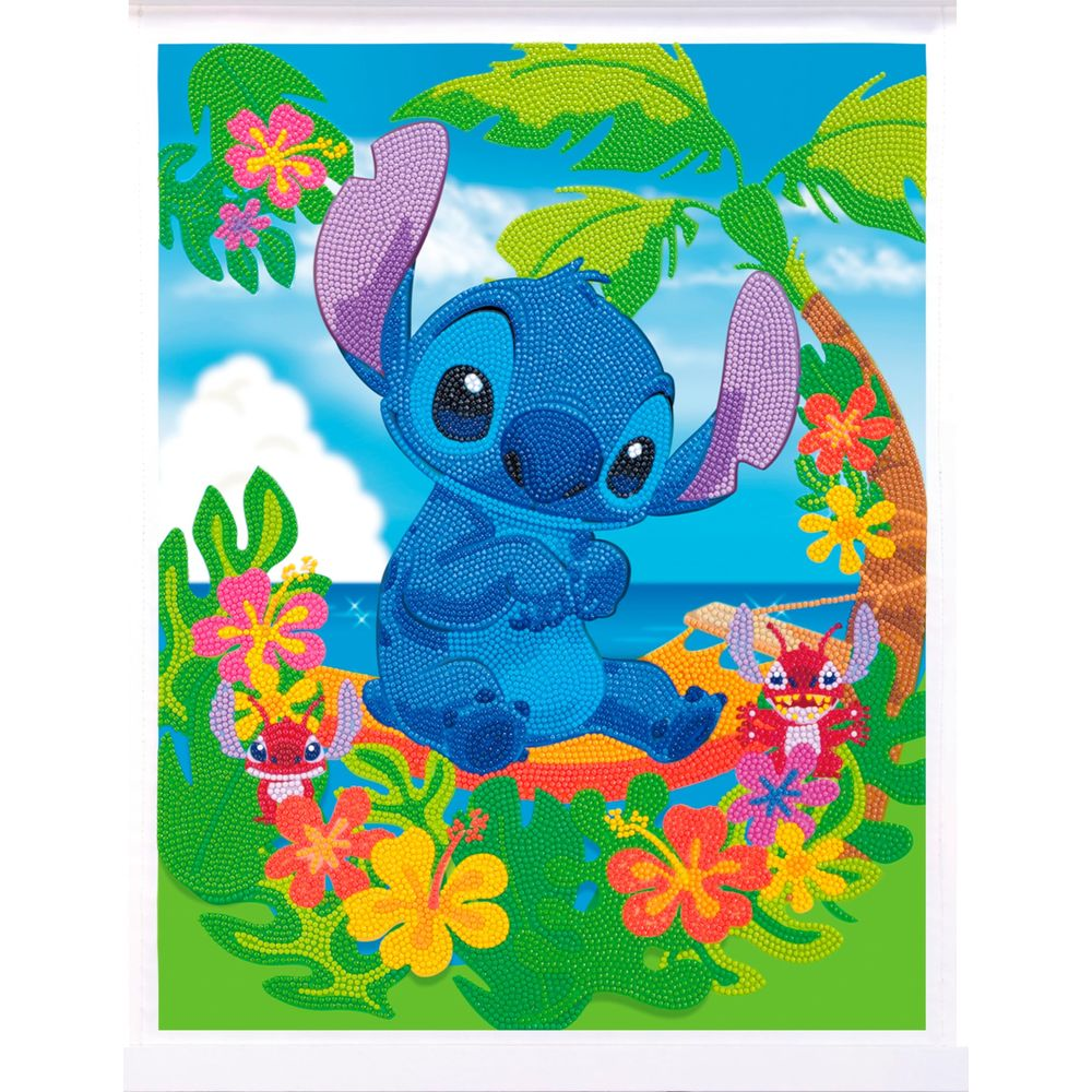 Ein blauer Stitch sitzt auf einer Decke im Freien, umgeben von Blumen und Palmen.