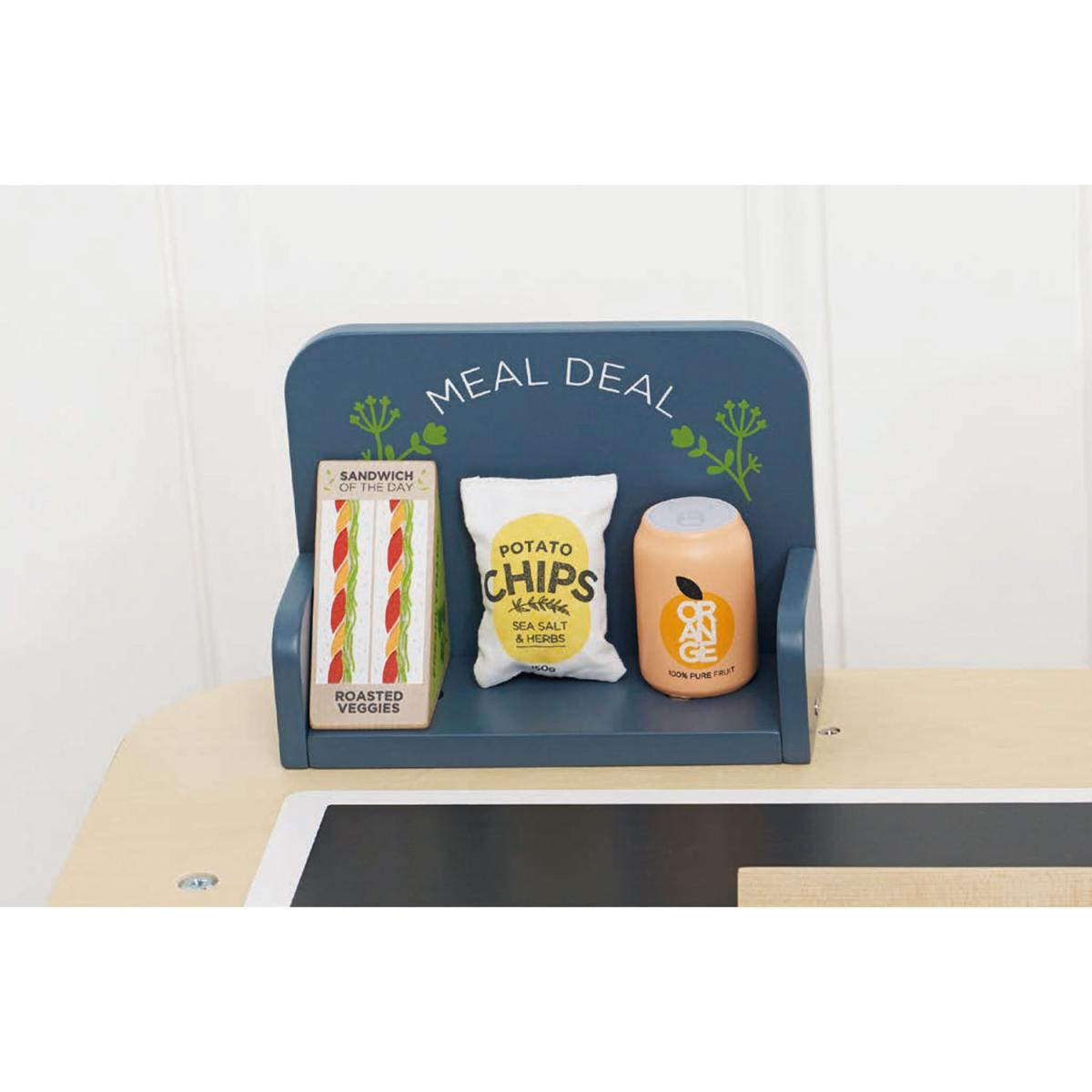 Un giocattolo panino, sacchetto di patatine e lattina di bevanda su uno scaffale "Meal Deal".