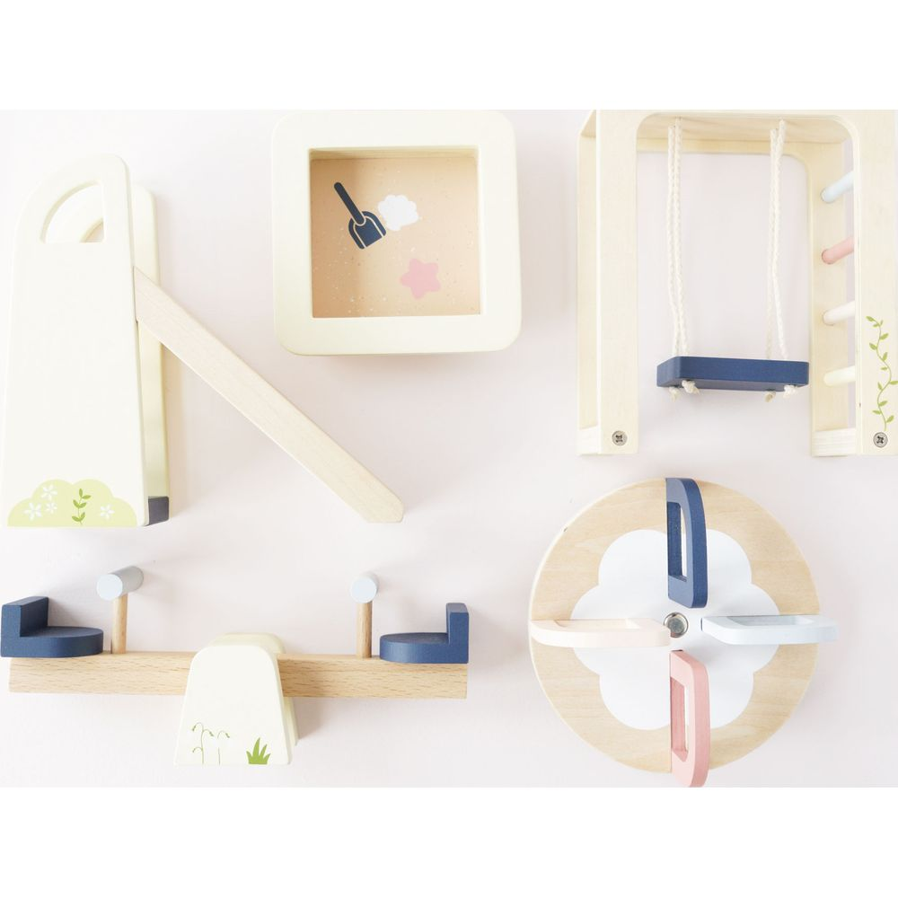 Giochi in legno: scivolo, altalena, dondolo, immagine sabbiera e giostra.
