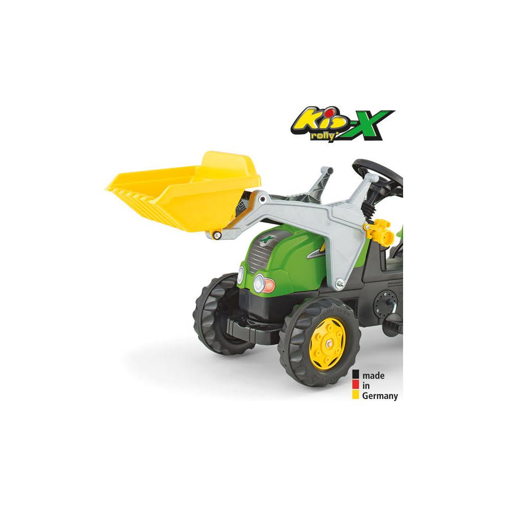 Grüner Spielzeugtraktor mit gelber Laderschaufel und "Made in Germany" Aufkleber.