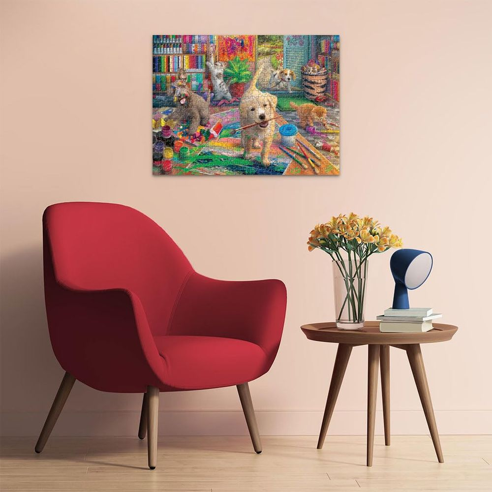 Cuccioli e gatti dipingono in una stanza colorata con vernici e pennelli.
