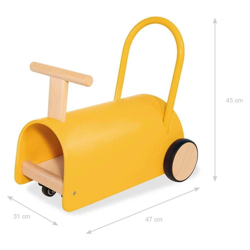 Ein gelbes Lauflernfahrzeug mit Holzlenker und Griffen auf weißen Hintergrund.