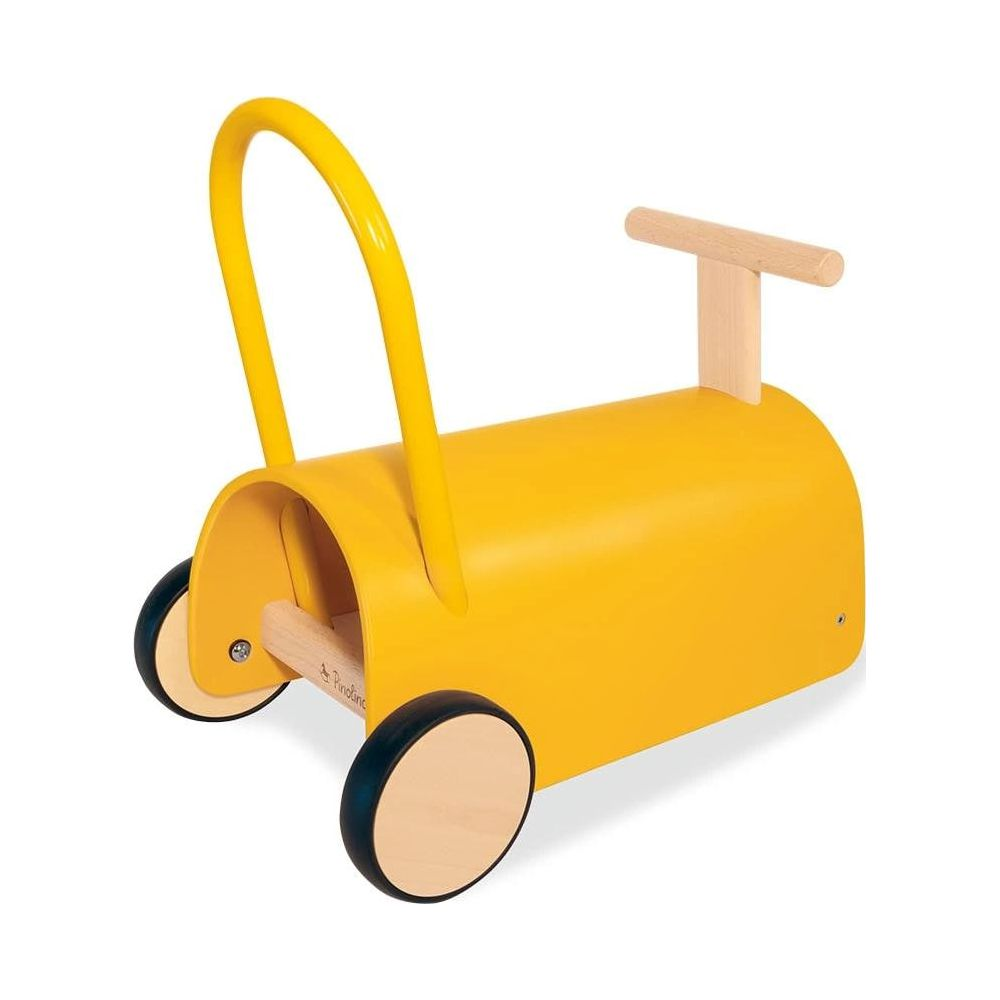 Ein gelbes Holzspielzeugauto mit einem Bügel und Holzrädern.