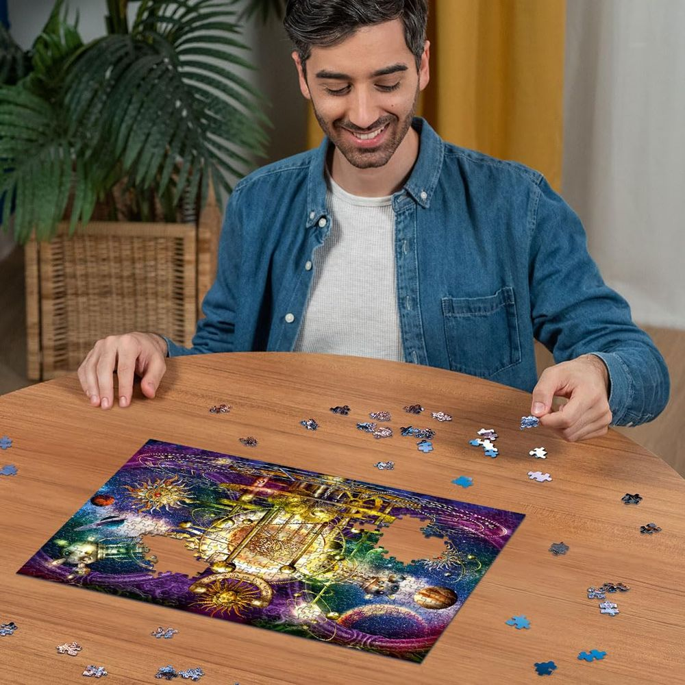Uomo che monta un puzzle celeste colorato su un tavolo di legno.