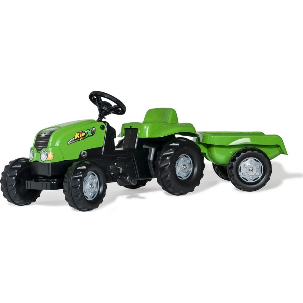 Grüner Spielzeugtraktor mit Anhänger, isoliert auf weißem Hintergrund.