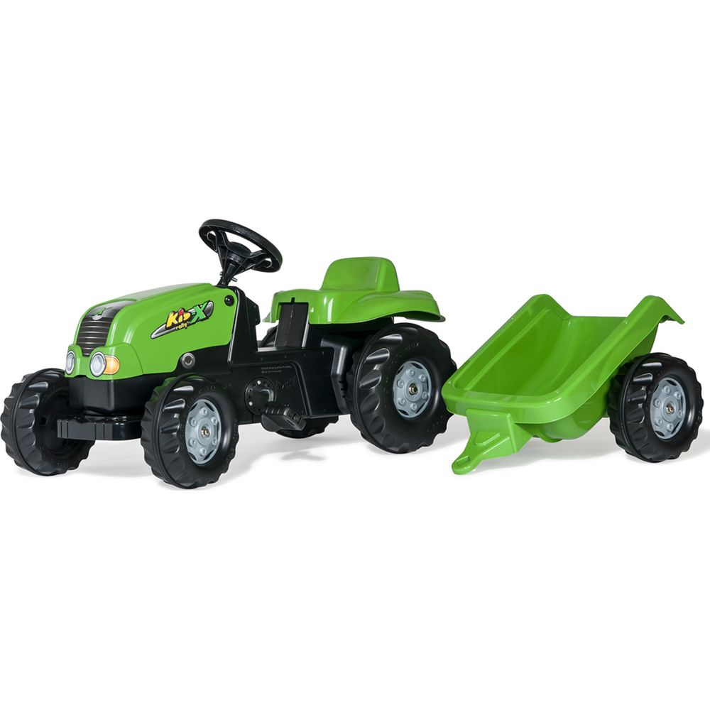 Ein grüner Spielzeugtraktor mit Anhänger auf weißem Hintergrund.