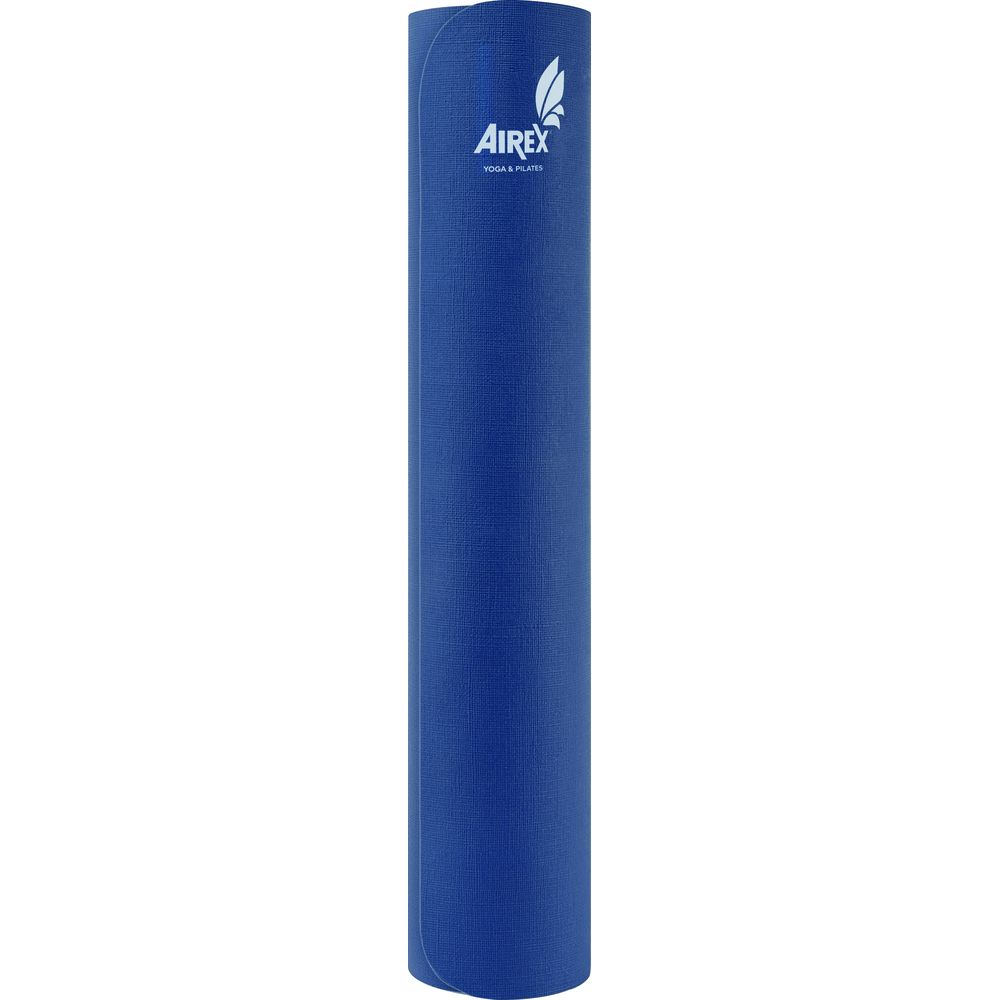 Un tapis de yoga bleu enroulé avec le logo Airex en haut.