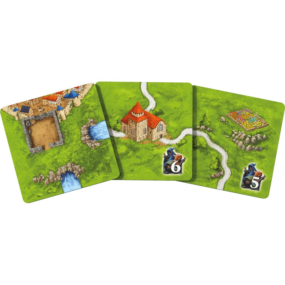 Drei Spielkarten zeigen eine mittelalterliche Landschaft mit Gebäuden und Flüssen.