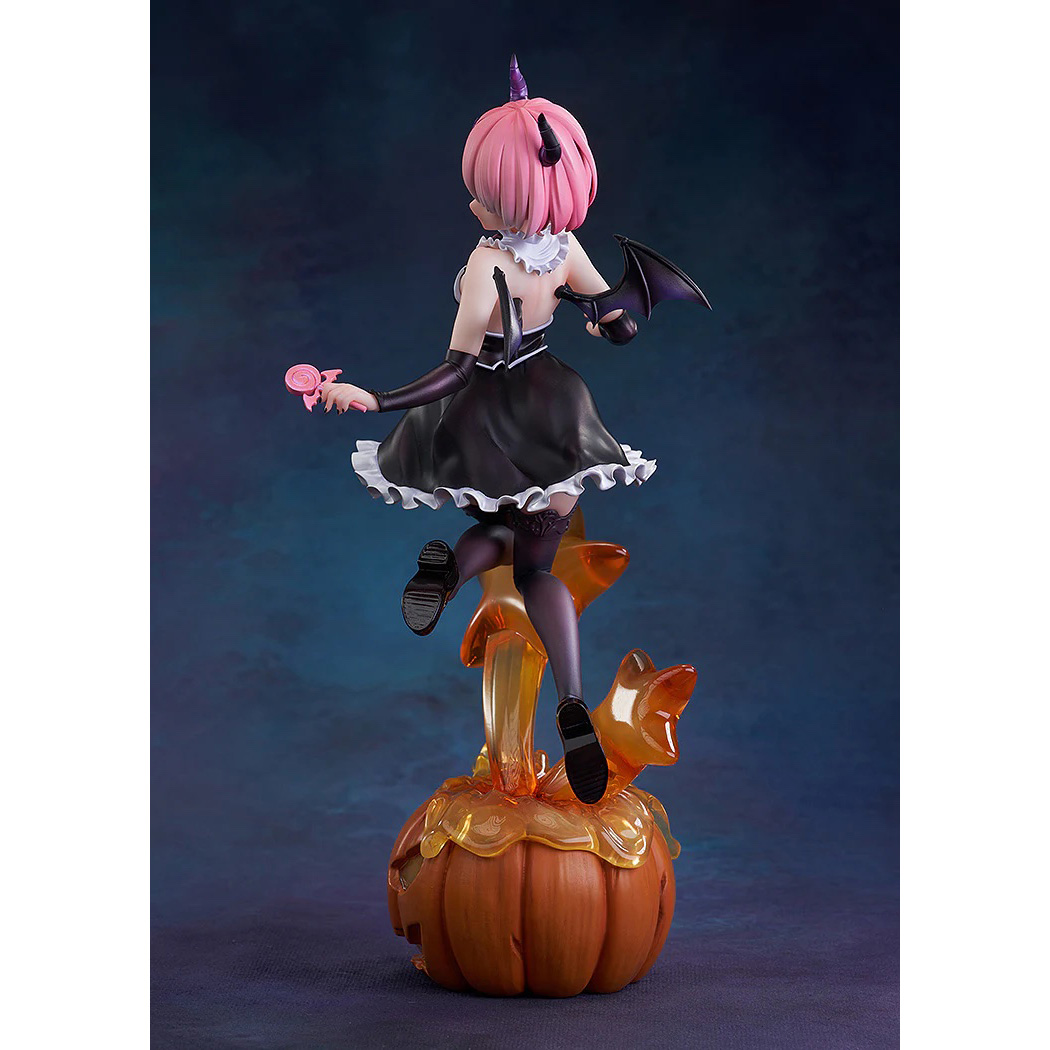 Figur eines Dämonenmädchens mit rosa Haaren und Hörnern auf einem Kürbis.