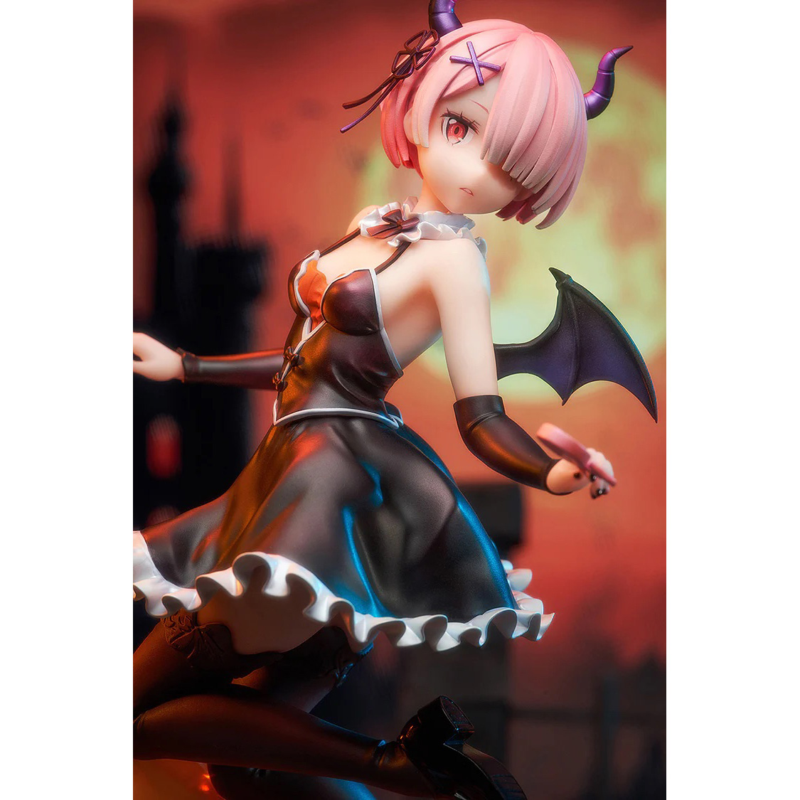 Anime-Figur einer Teufelin mit rosa Haaren, Hörnern und schwarzen Flügeln.