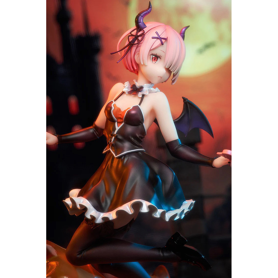 Dämonenmädchen-Figur mit rosa Haaren, Hörnern und schwarzem Kleid.