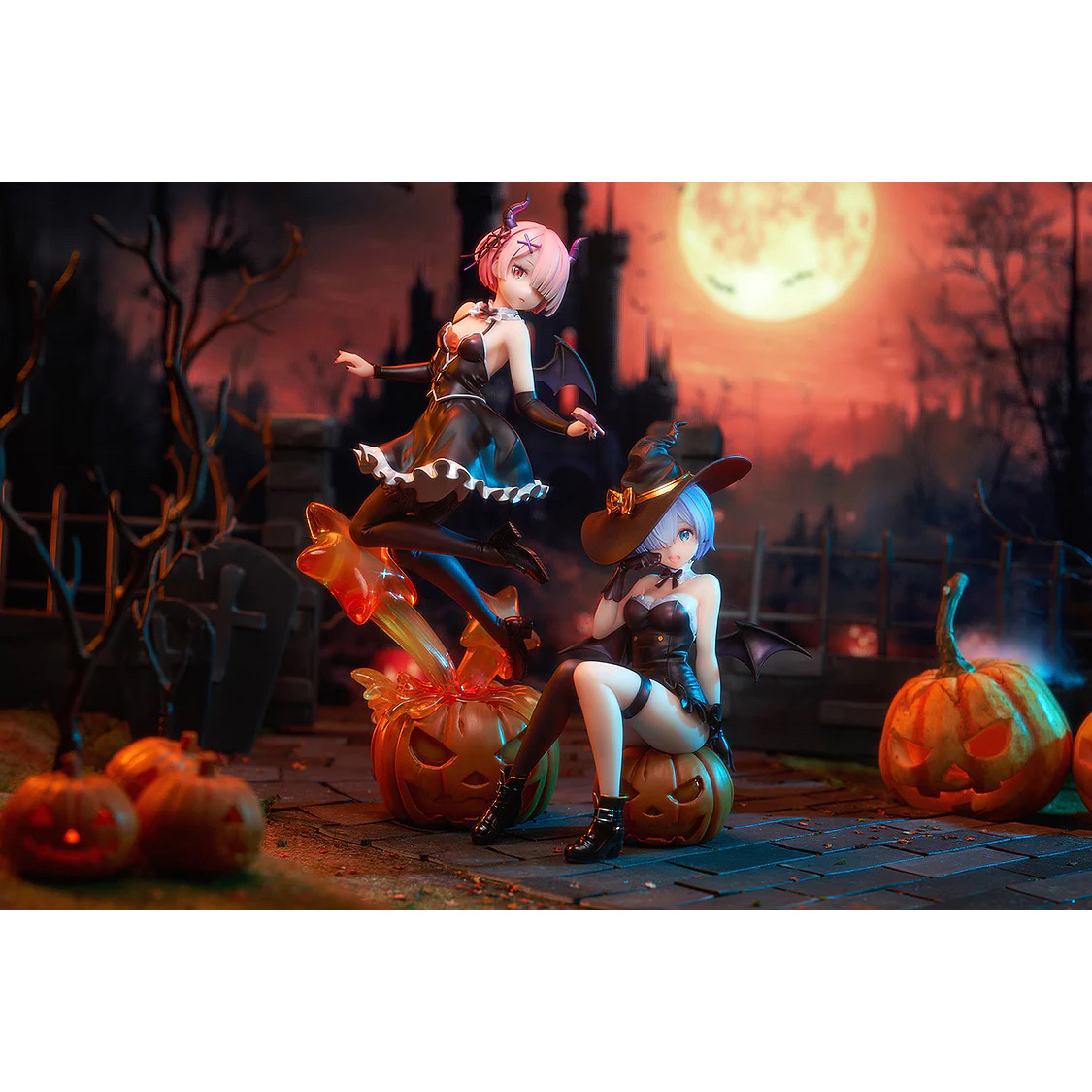 Zwei Anime-Figuren in Hexenkostümen mit Kürbissen und Mond.