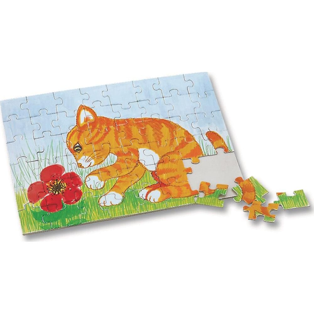 Orange getigerte Kätzchen-Puzzle mit roter Blume auf Gras. Einige Teile sind abgelöst.
