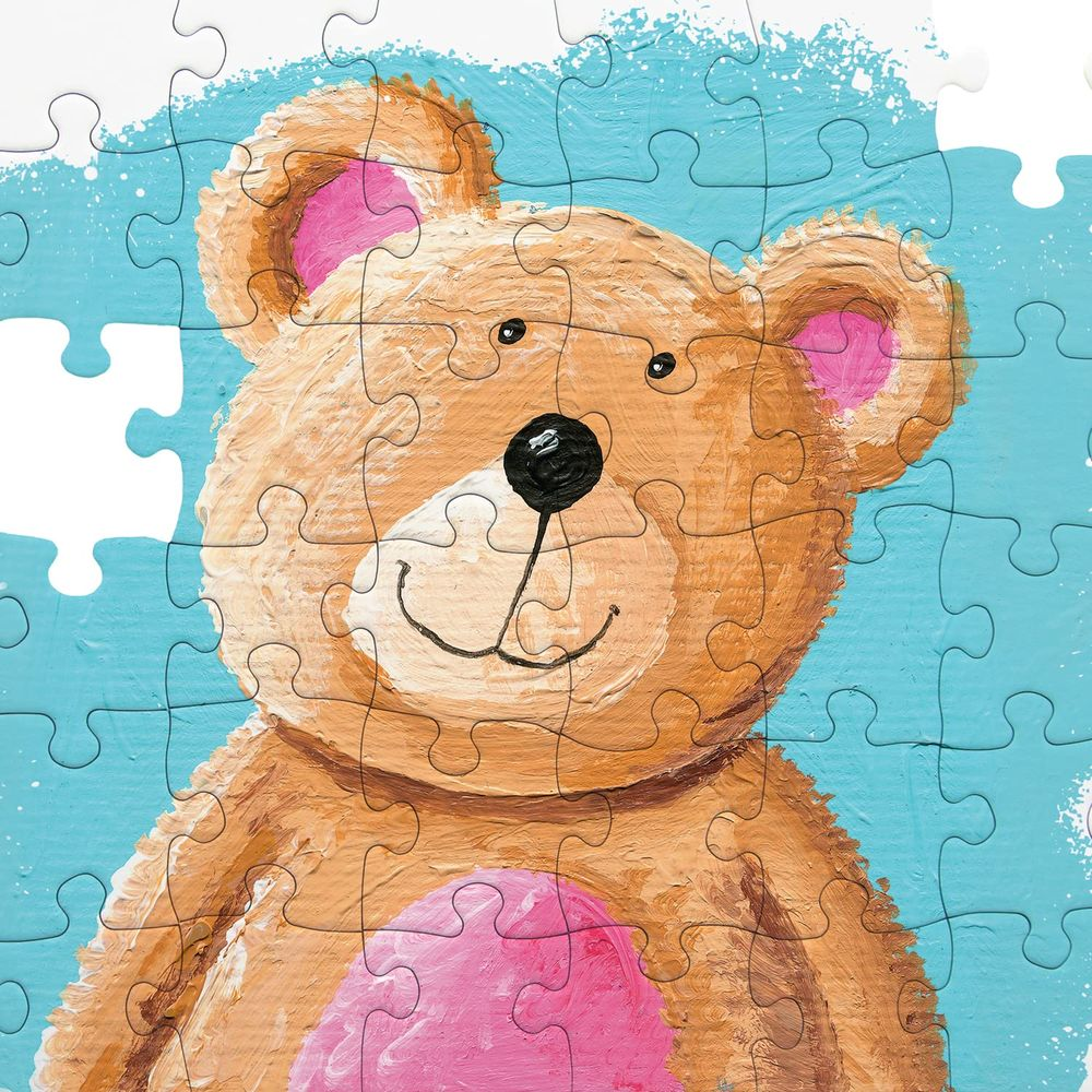 Ein brauner Teddybär mit rosa Ohren und Bauch auf blauem Hintergrund.
