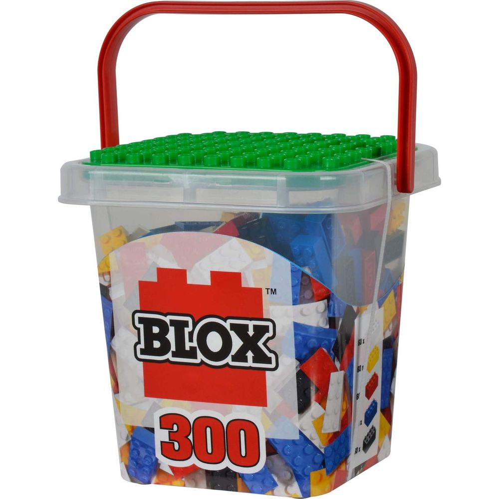 Un seau transparent avec une poignée rouge, rempli de blocs de construction colorés.
