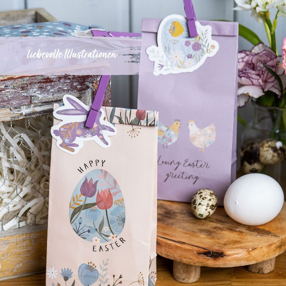 Due sacchetti pasquali con motivi di conigli e galline. Decorati con fiori e uova.