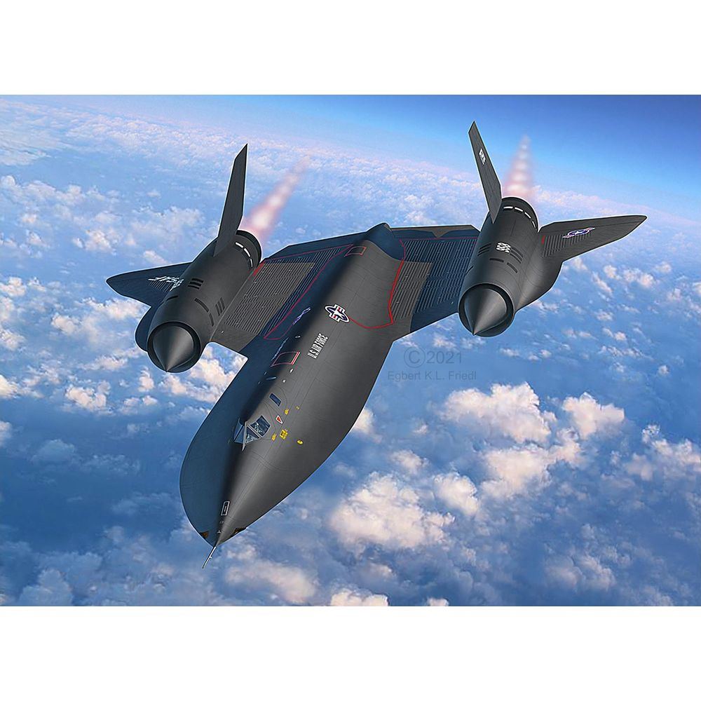 Un SR-71 Blackbird noir vole au-dessus des nuages, moteurs crachant des flammes.