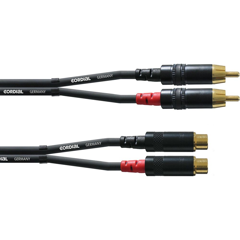 Zwei schwarze Audiokabel mit Goldanschlüssen und roten Akzenten. Beschriftet 'Cordial Germany'.