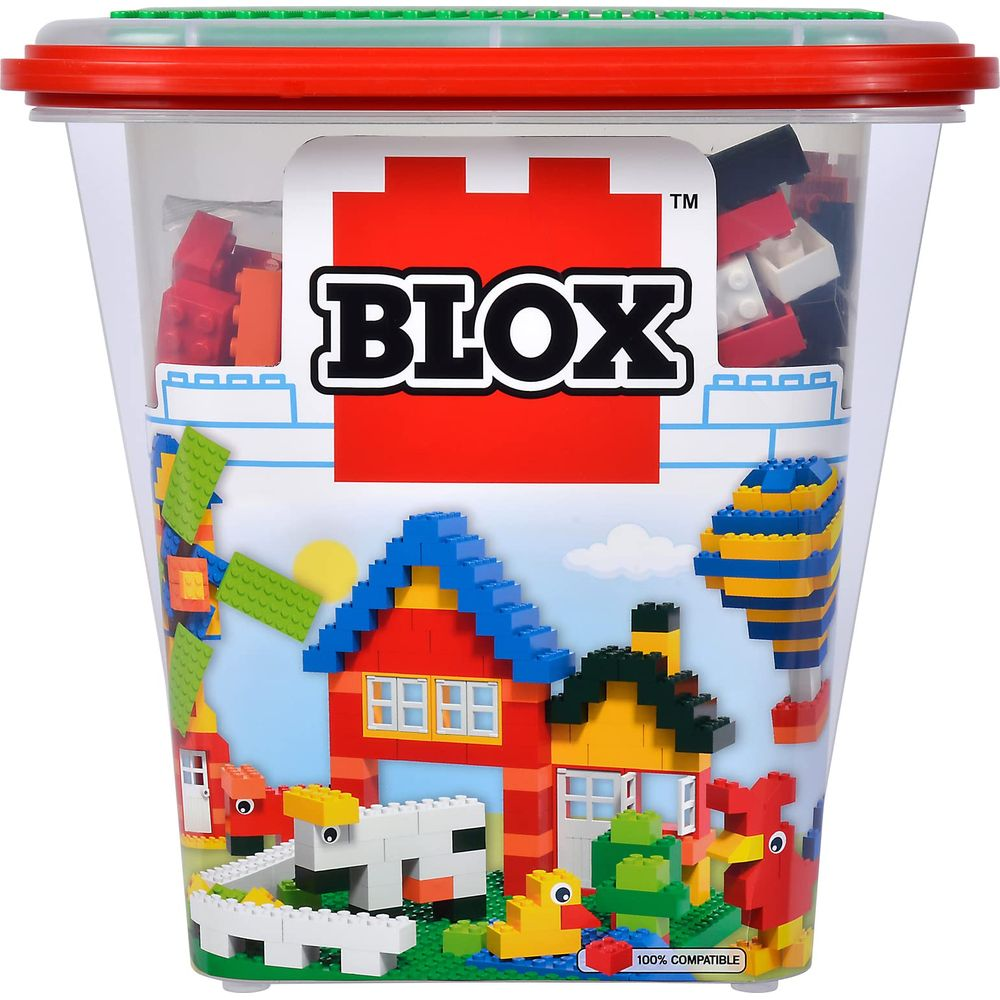 Un bac de briques de construction BLOX montrant une scène de ferme.