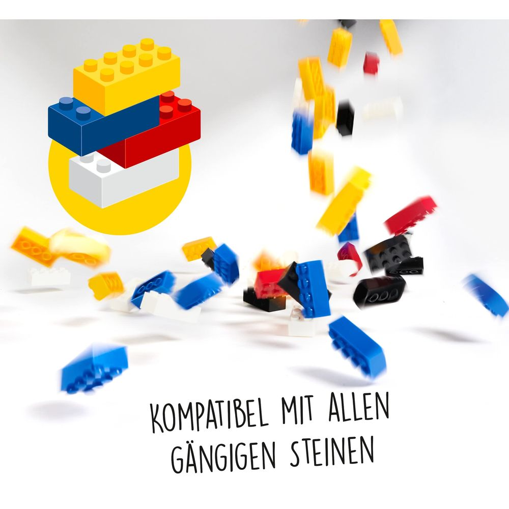 Bunte Bausteine fallen auf weißem Grund, einige gestapelt, andere in der Luft.
