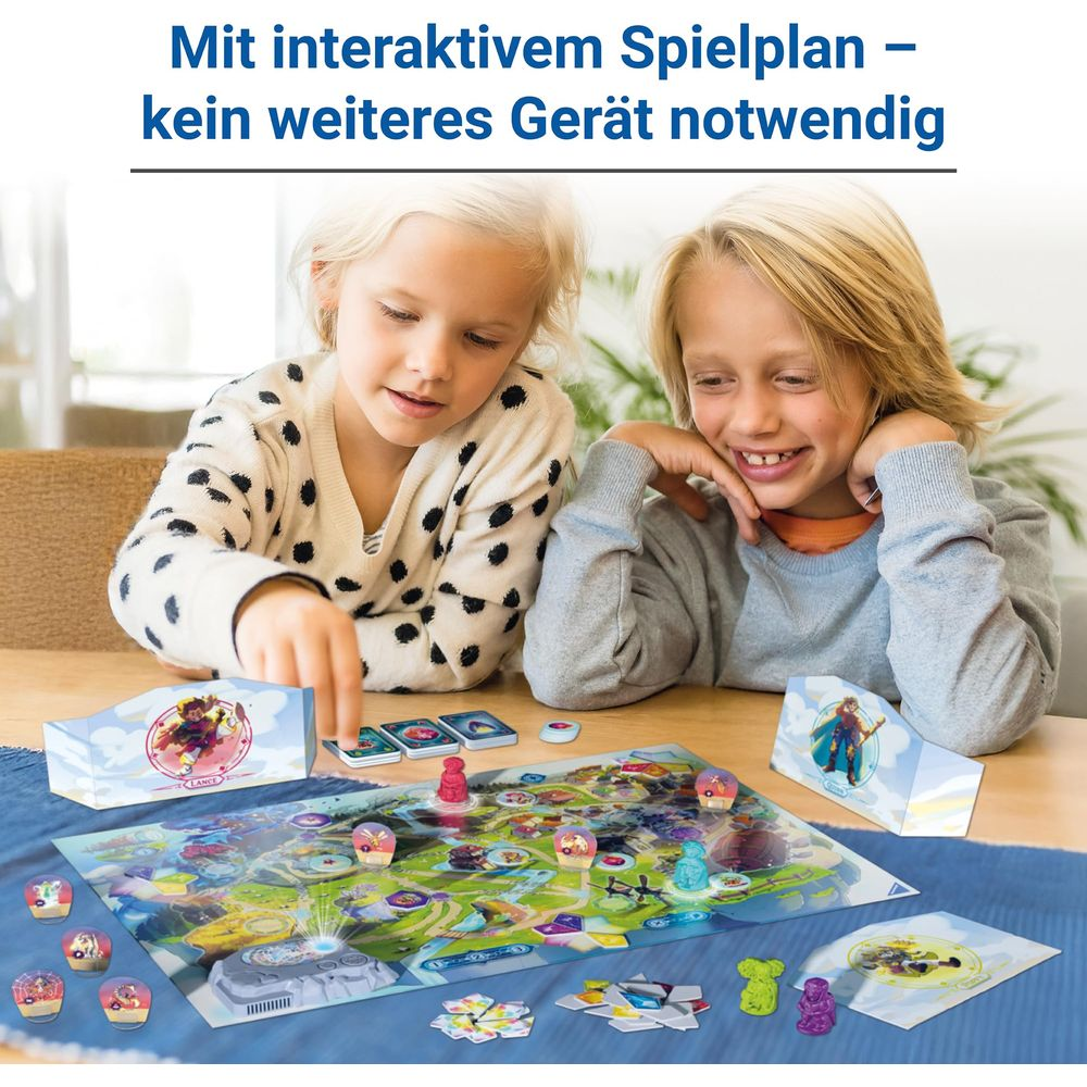 Deux enfants jouent à un jeu de société avec des pions et des cartes colorés sur un tissu bleu.