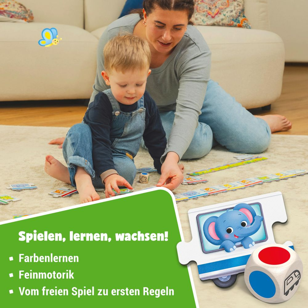 Eine Frau und ein Kind spielen auf dem Boden mit bunten Karten und einem Würfel.