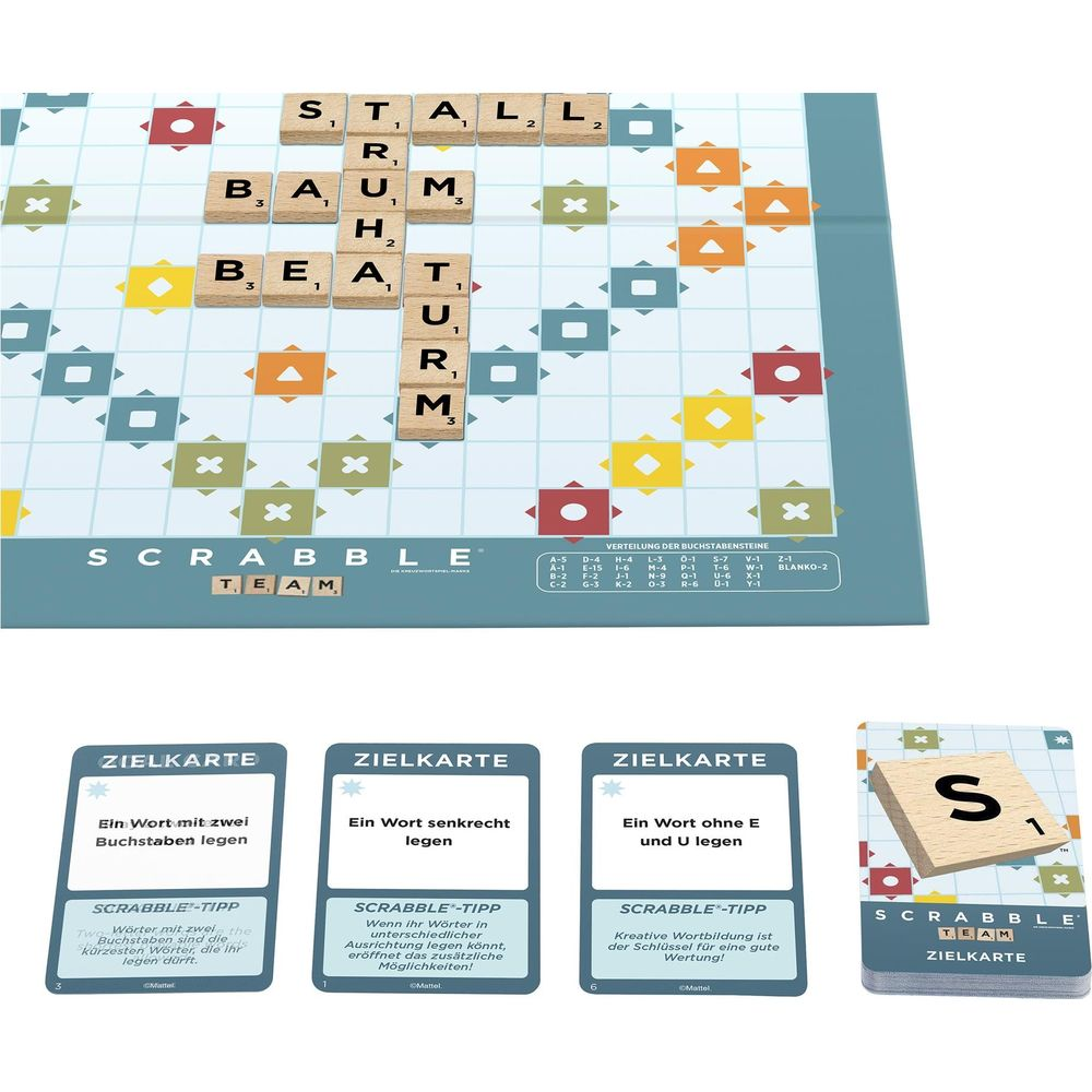 Scrabble-Spielbrett mit Wörtern, Spielkarten und Buchstabensteinen.