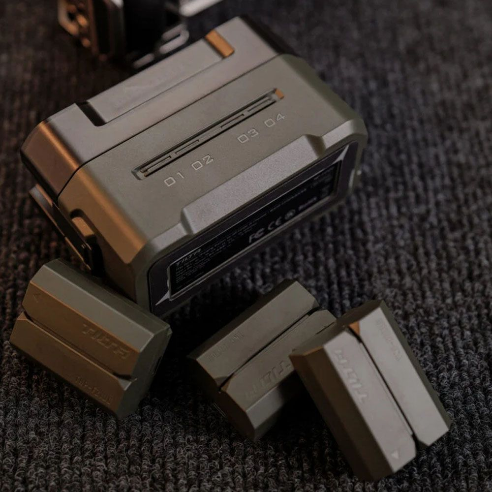 Un dispositivo elettronico grigio con tre parti più piccole davanti.