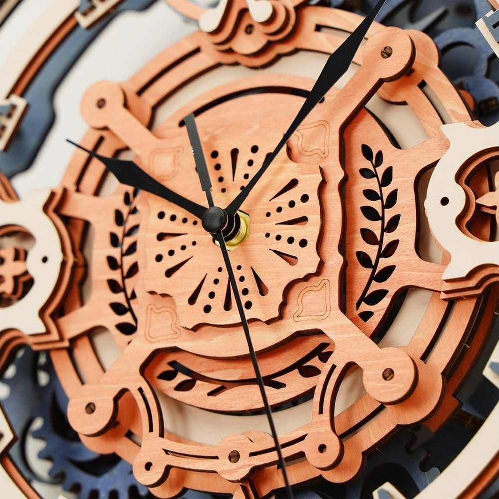 Nahaufnahme einer hölzernen Wanduhr mit Zahnrädern und Blätterdekor.