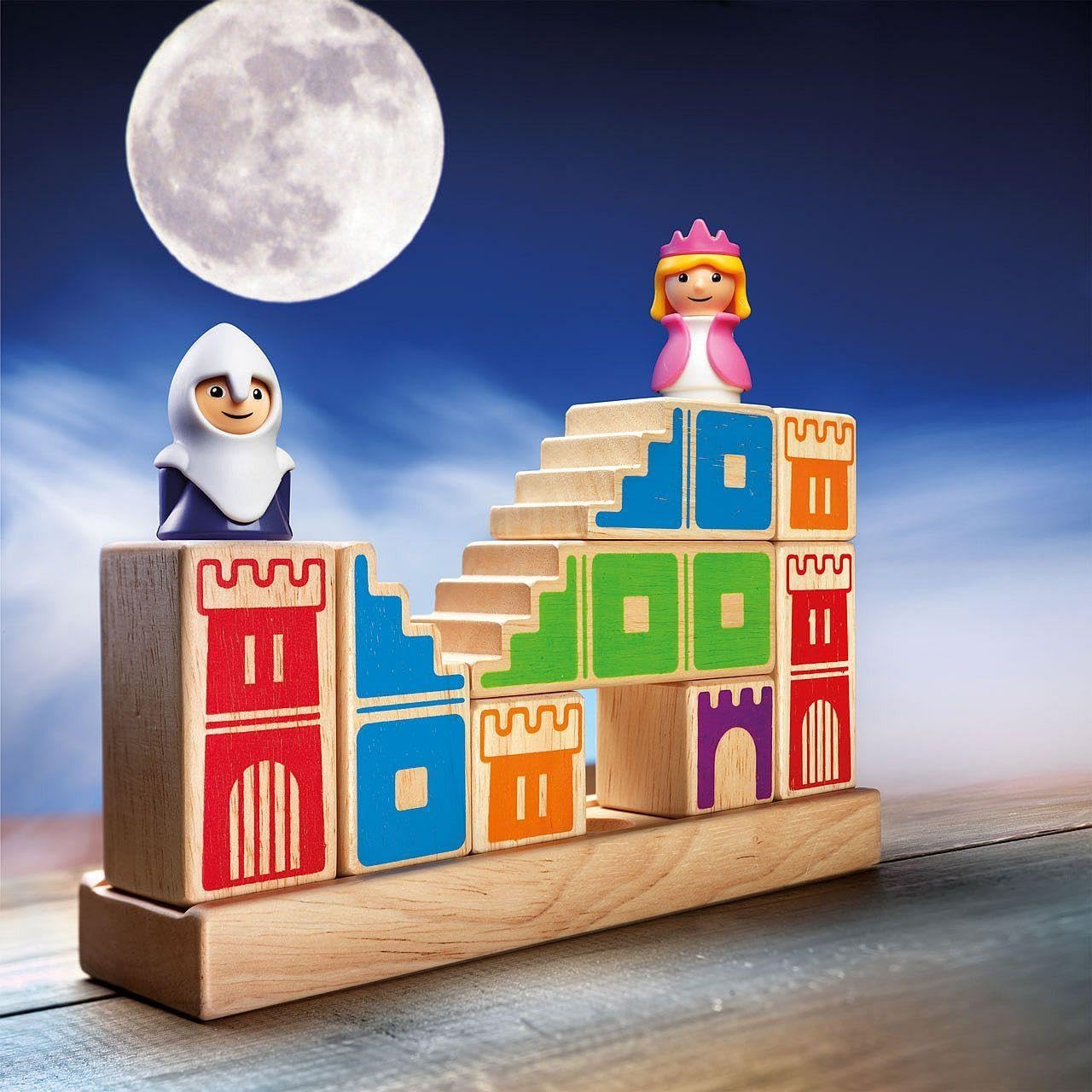Ein Ritter und eine Prinzessin stehen auf Holzbausteinen mit Burgen.