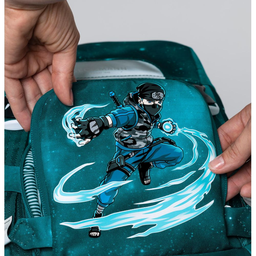 Ein Ninja in blauer Kleidung springt, blaue Energie umgibt seine Hände.