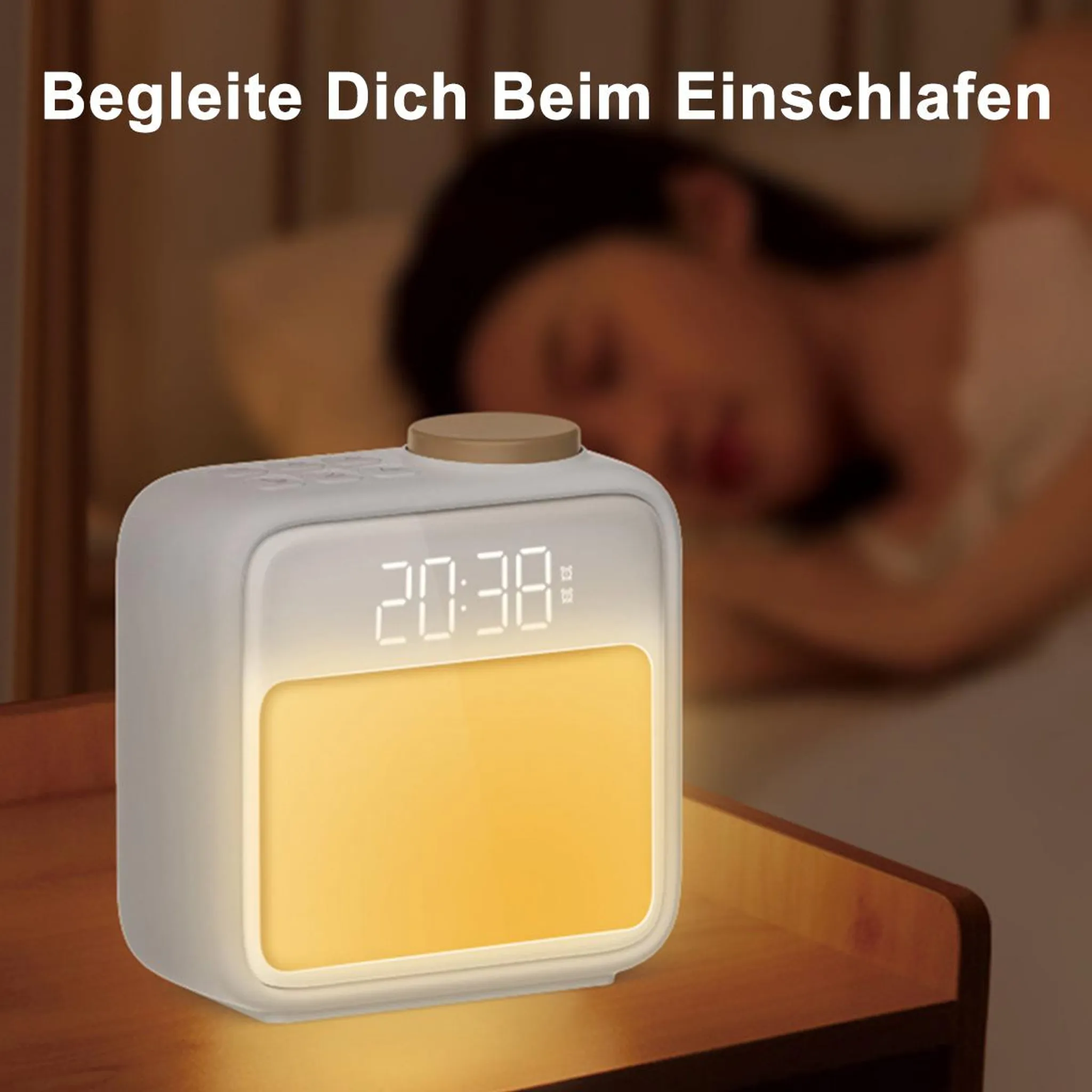 Ein Nachttisch mit einem digitalen Wecker, der 20:38 Uhr anzeigt. Im Hintergrund schläft eine Person.